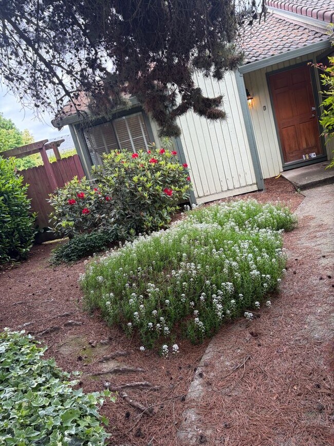 Building Photo - 2 Bedroom Duplex in Newberg