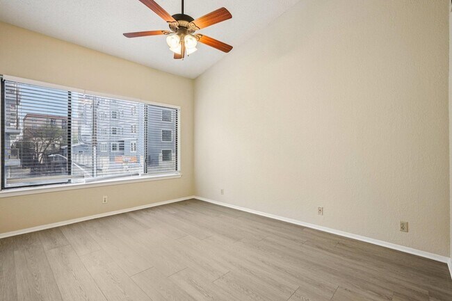 Building Photo - 807 W 25th St