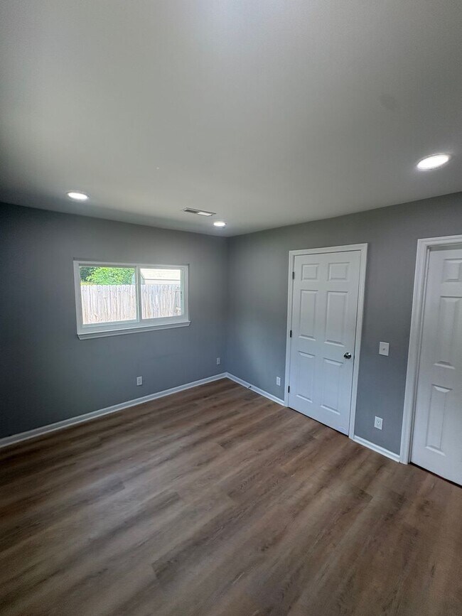 Building Photo - 123 Sequoia Dr