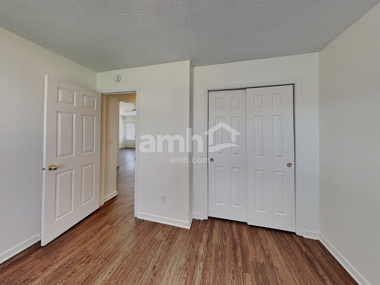 Building Photo - 2154 Meadow Glen Blvd