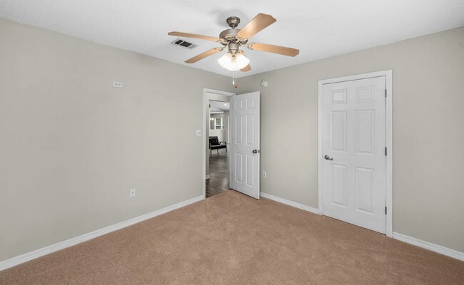 Building Photo - 4 bedroom 2 bathroom