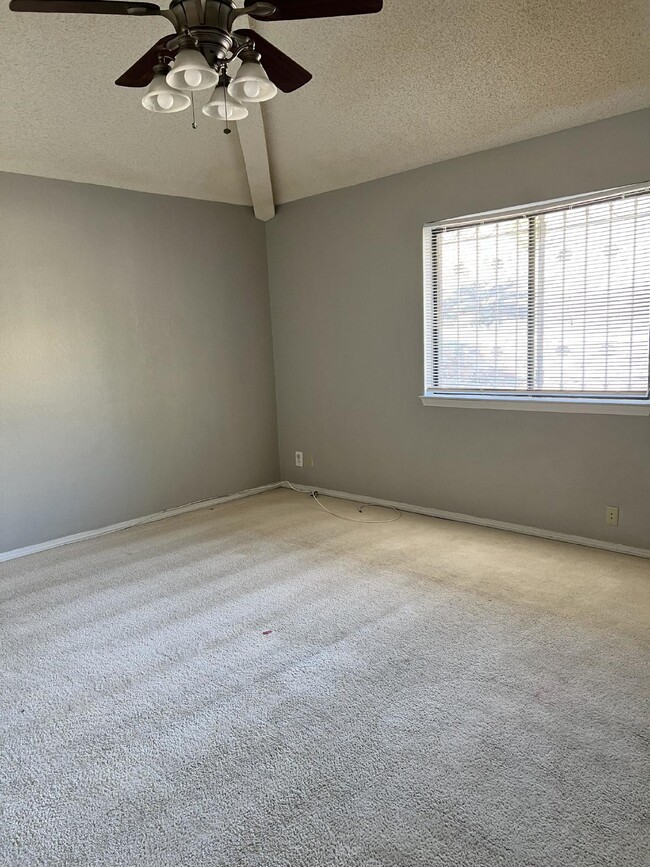 Building Photo - West El Paso, Scenic Heights. 3 bedrooms, ...