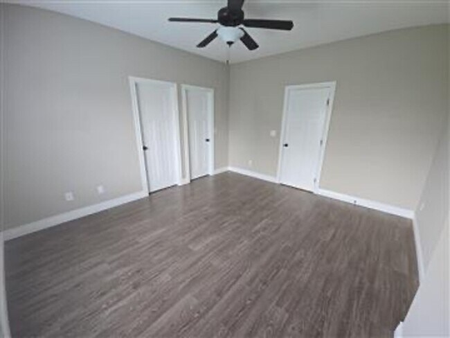 Building Photo - 5519/23 N Edwards Cir