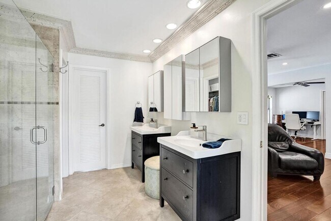 Building Photo - Boca Raton Beautifully Updated 4 Bedroom Pool Home