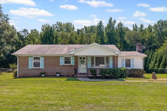 Building Photo - 3 Bedroom / 2 Bathroom Home on .78 Acres