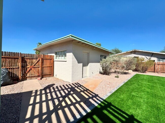 Building Photo - South Scottsdale huge corner lot 3 bedroom...