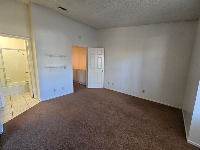 Building Photo - An Amazing Henderson 3 Bedroom Townhome!!