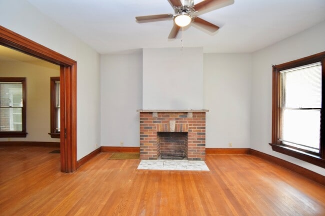 Building Photo - 23 E Parkwood Dr