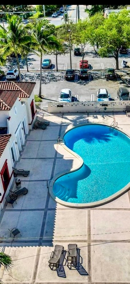Pool and clubhouse with gym - 6709 N Kendall Dr