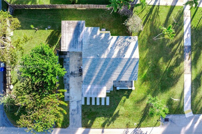 Building Photo - 1621 S 16th Ave