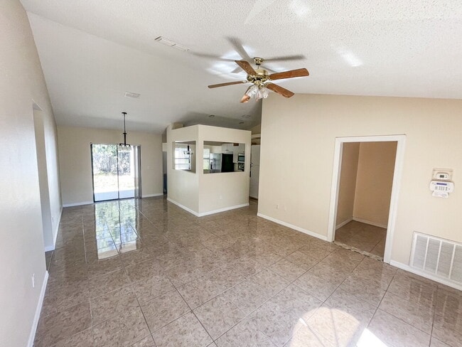 Building Photo - Gorgeous 3/2/2! Nice Neighborhood! Great Location!