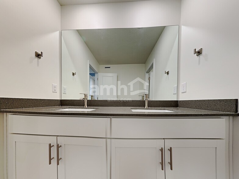 Building Photo - 211 Allen Ln