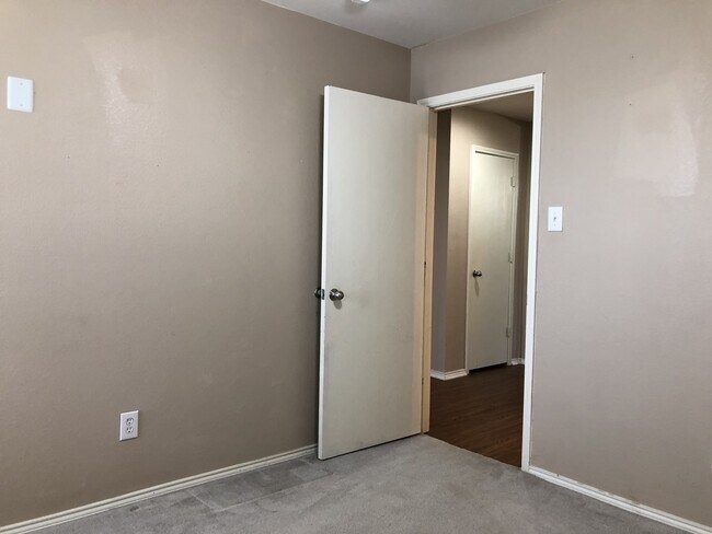 Building Photo - 2 bedroom 2 Bath Duplex in Crowley
