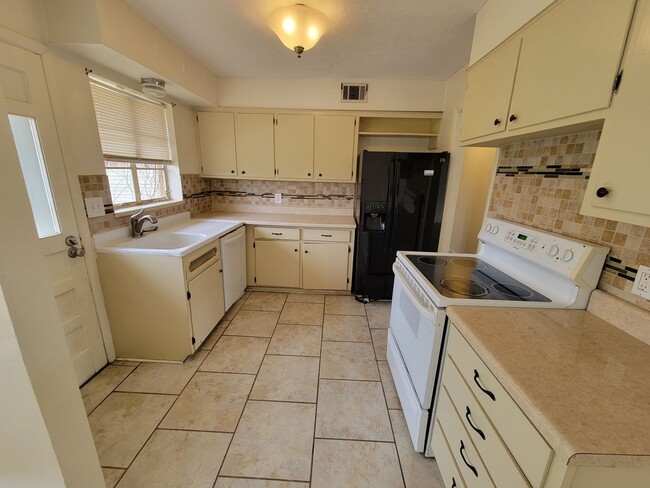 Building Photo - 3 bed move in ready!