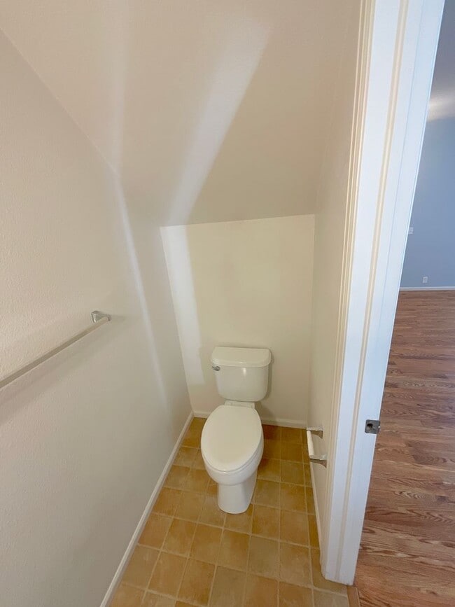 Building Photo - 2 Bedroom Townhome Available Near S Circle...
