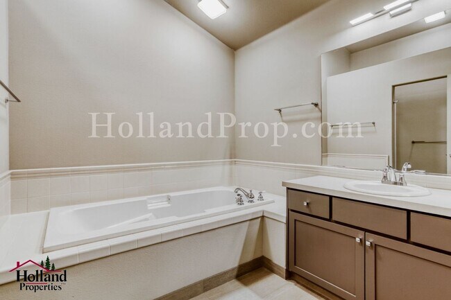 Building Photo - New Rent Price: $2,150 +$250 Off First 2 Full Months - Better Than New Light-Filled Townhome in H...