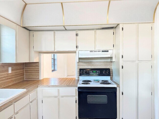 Building Photo - 6090 N Sabal Palm Blvd