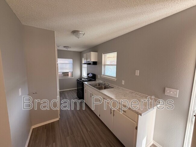 Building Photo - 1615 1/2 N Main St