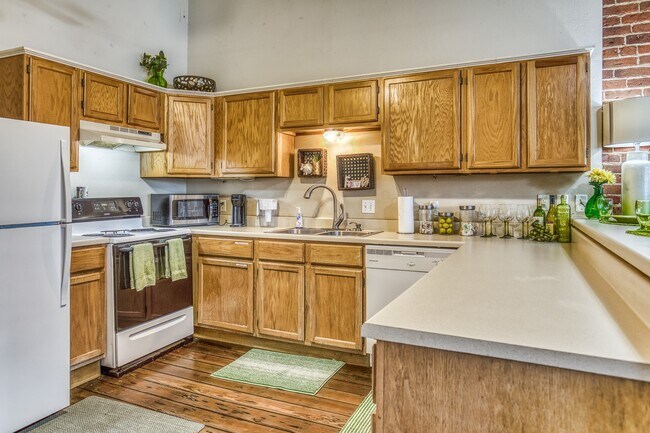 Building Photo - 110 E Alamo St