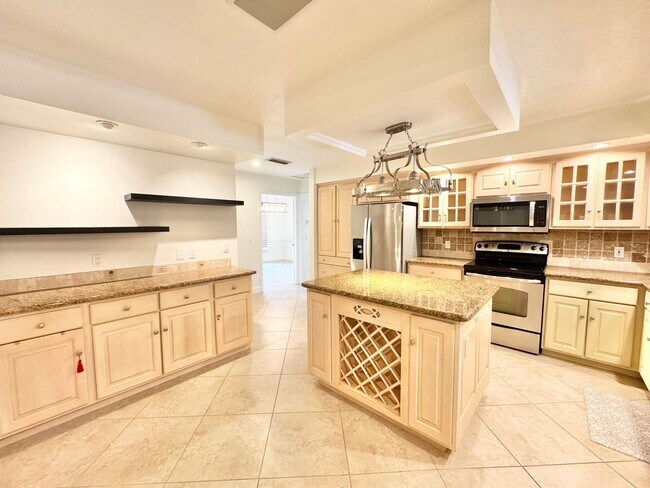 Building Photo - ** BERKSHIRE LAKES ** 3 BED + DEN / 2.5 BA...