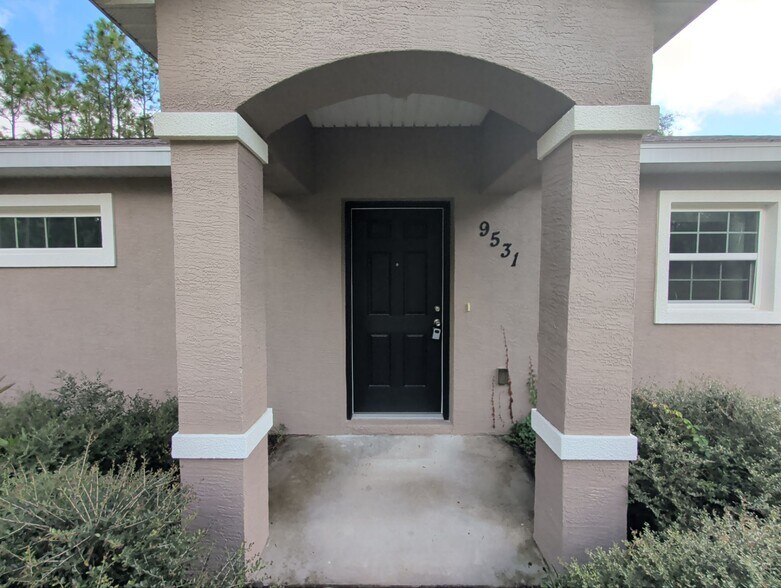 Building Photo - 9531 N Travis Dr