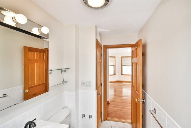 Building Photo - 77 Swan St