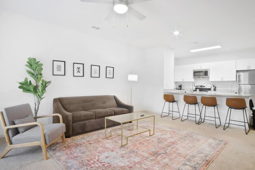 Primary Photo - 8251 Windsor Hill Blvd