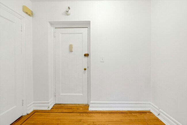 Building Photo - 100 E Palisade Ave