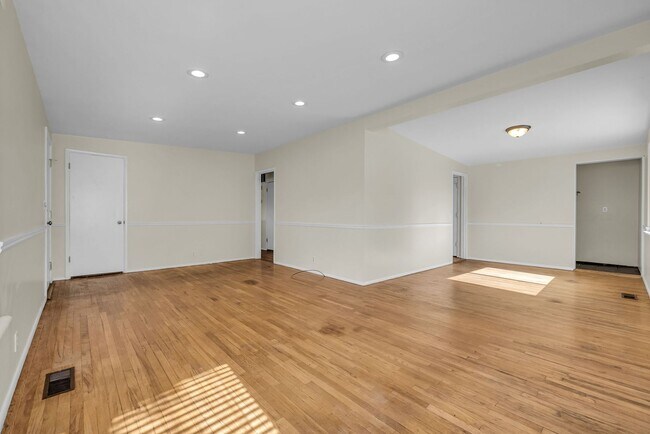 Building Photo - Cottonwood Heights