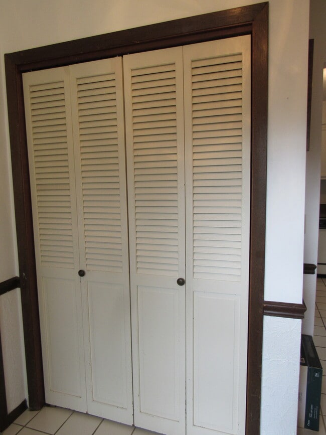 Entry Closet - 2586 E George Washington Blvd