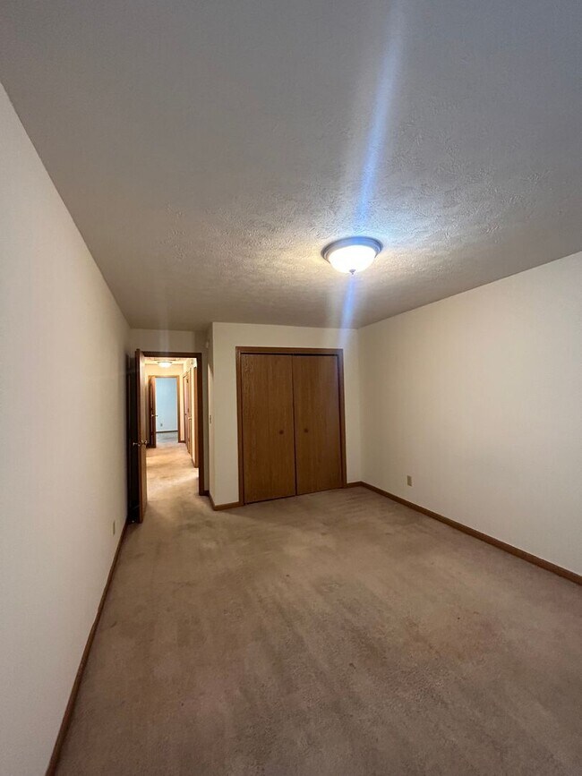 Building Photo - 3 Bedroom Townhome - Short Term Lease Available!