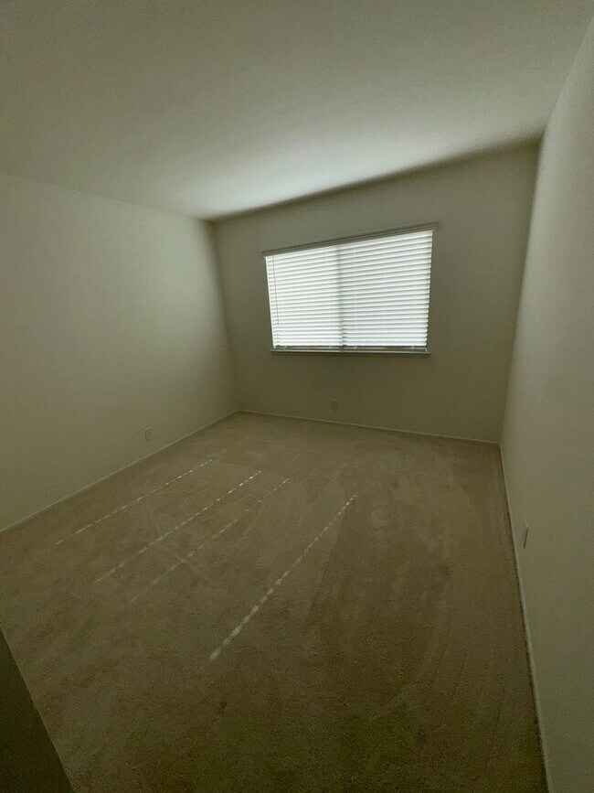 Building Photo - Walking distance to beaches, restaurants, 3 bedroom, 2 bathroom, upstairs level of home