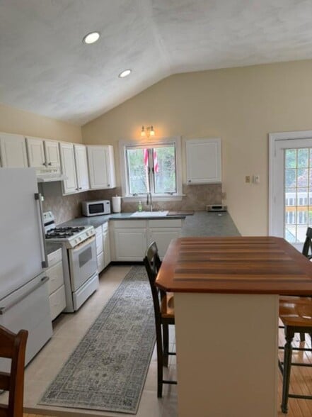 Kitchen - 77R Goodale St