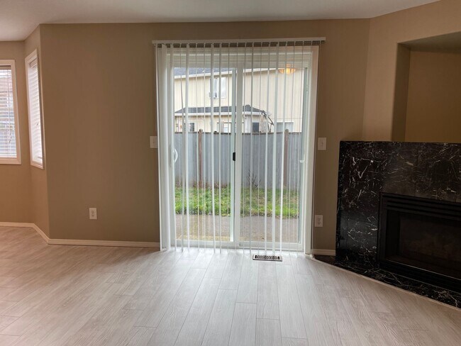 Building Photo - HALF MONTH FREE OF RENT Spacious 5 Bedroom Home! Granite Counters! Pet friendly! Tons of Room for...