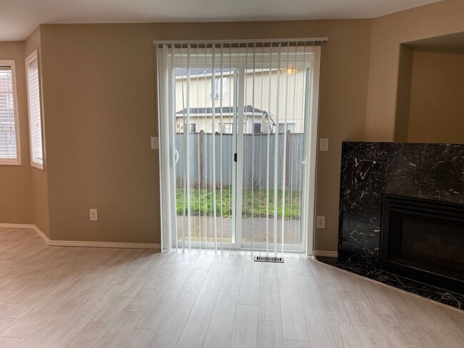 Building Photo - Spacious 5 Bedroom Home! Granite Counters! Pet friendly! Tons of Room for Entertaining!