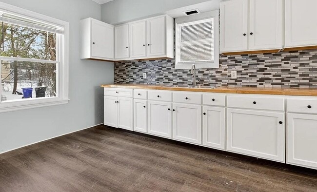 Building Photo - 9716 Sophia Ave