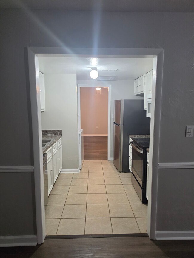 Building Photo - 3 bedroom 2.5 bath townhouse