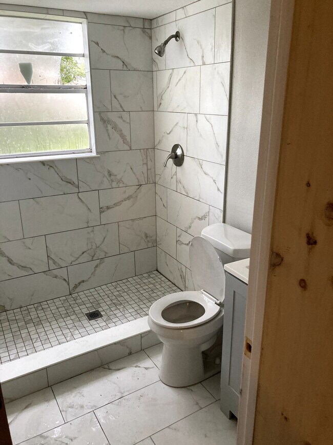 Building Photo - 4323 E Henry Ave