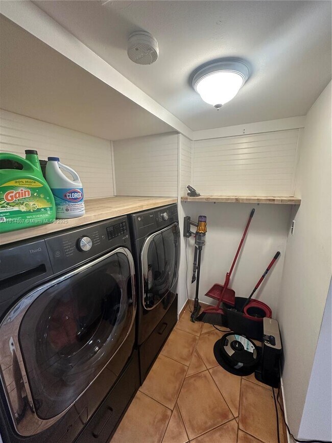Building Photo - 541 NE 199th Ln