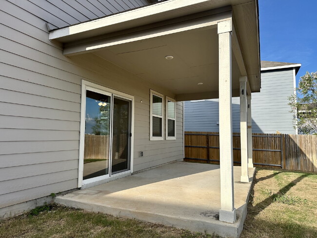 Building Photo - Spacious 4 Bed/2.5 Bath in Seguin with Easy I-10 Access