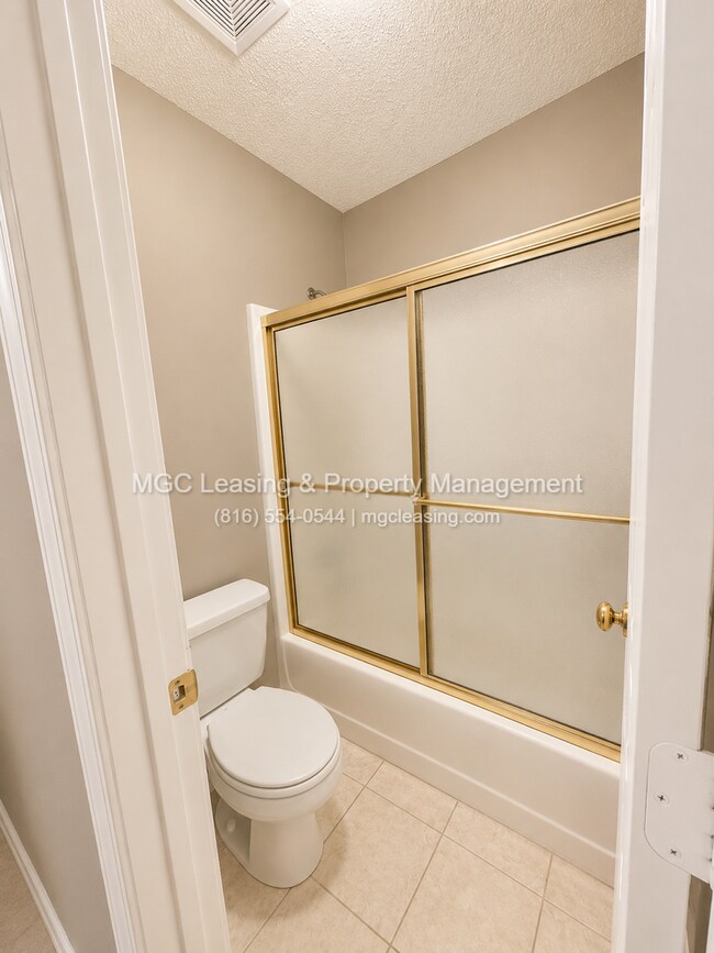 Building Photo - 4605 NE Whispering Winds Dr