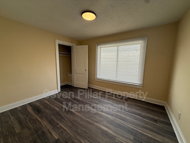 Building Photo - 1042 E 16th Ave