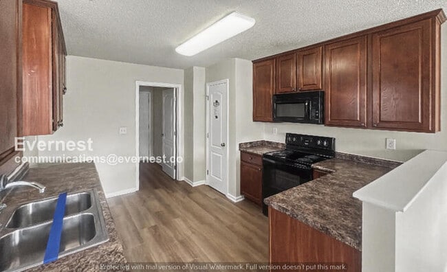 Building Photo - 3 Bed/2 Bath Home with Garage / Pet-Friendly / Vouchers Accepted / Available Now!