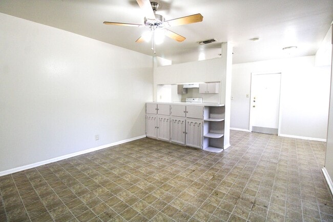 Building Photo - ************Move In Special- 2 WEEKS FREE!!!!************