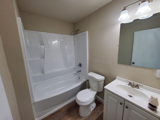 Building Photo - 4-Bedroom, 2-Bath Home Near Drake University - Fenced Backyard