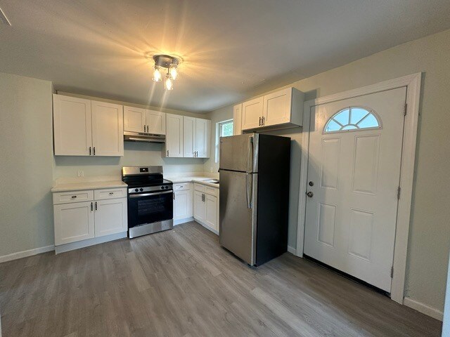 Building Photo - Beautifully Renovated 4 Bedroom Home With Modern Finishes