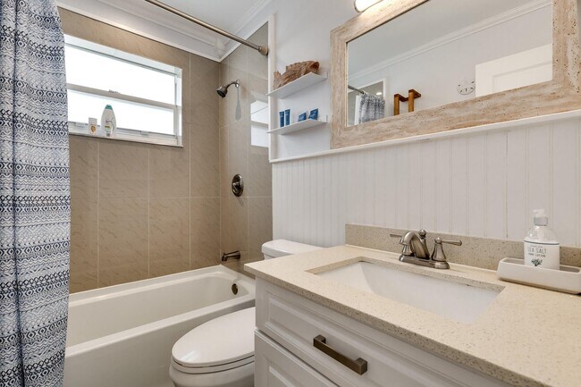 Building Photo - 242 SW 9th St