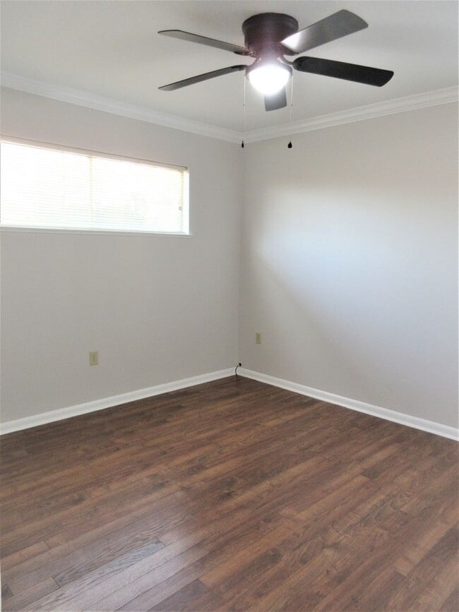 Building Photo - Adorable 2-bedroom/1-bath Duplex in Rosedale