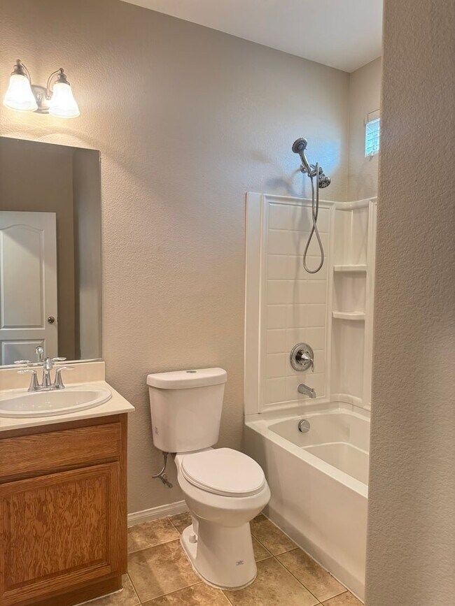 Building Photo - Adorable 3-Bed, 3-Bath Home in Gated Commu...