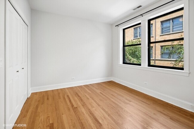 Building Photo - 7635 N Greenview Ave